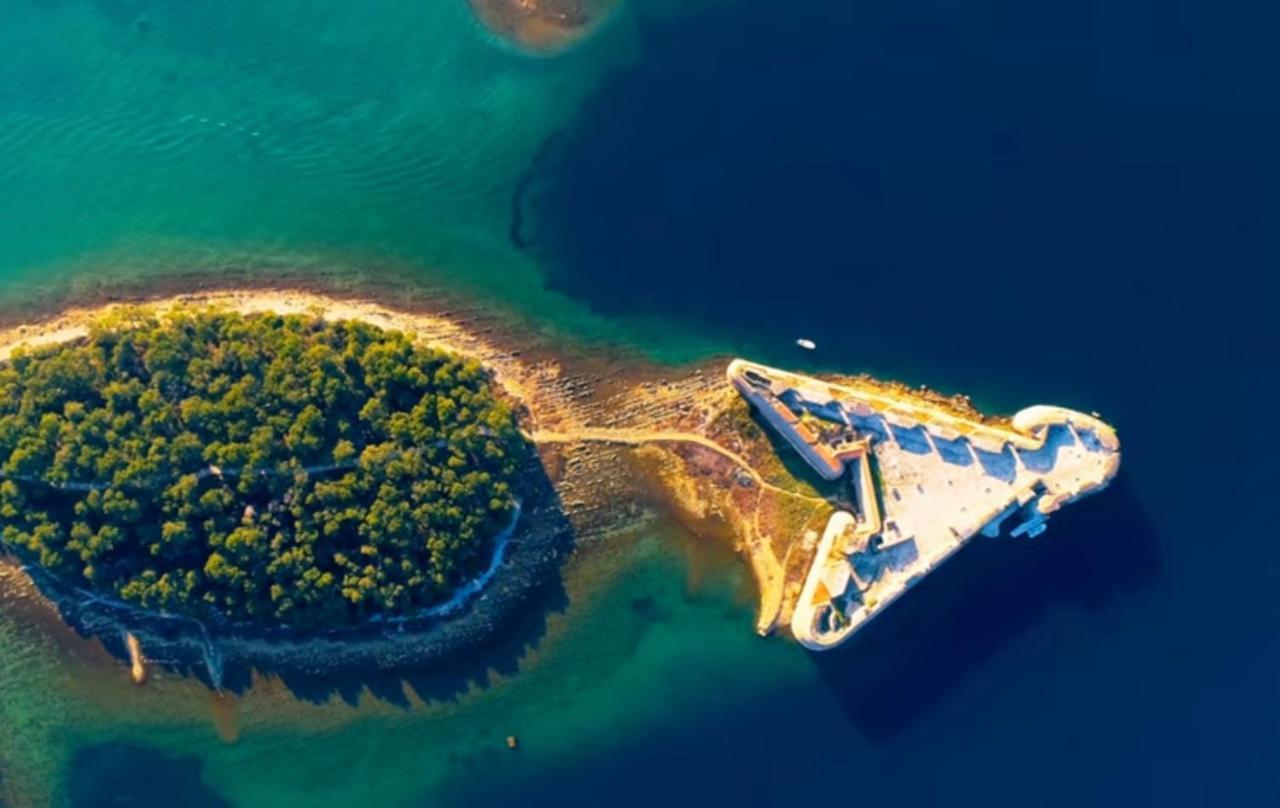 Holiday House Boost With Heated Pool Klis エクステリア 写真