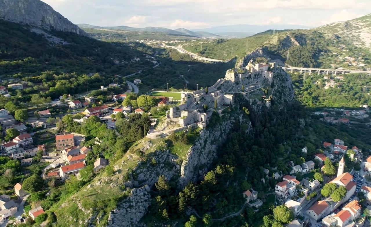 Holiday House Boost With Heated Pool Klis エクステリア 写真