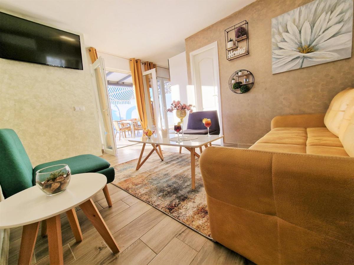 Holiday House Boost With Heated Pool Klis エクステリア 写真
