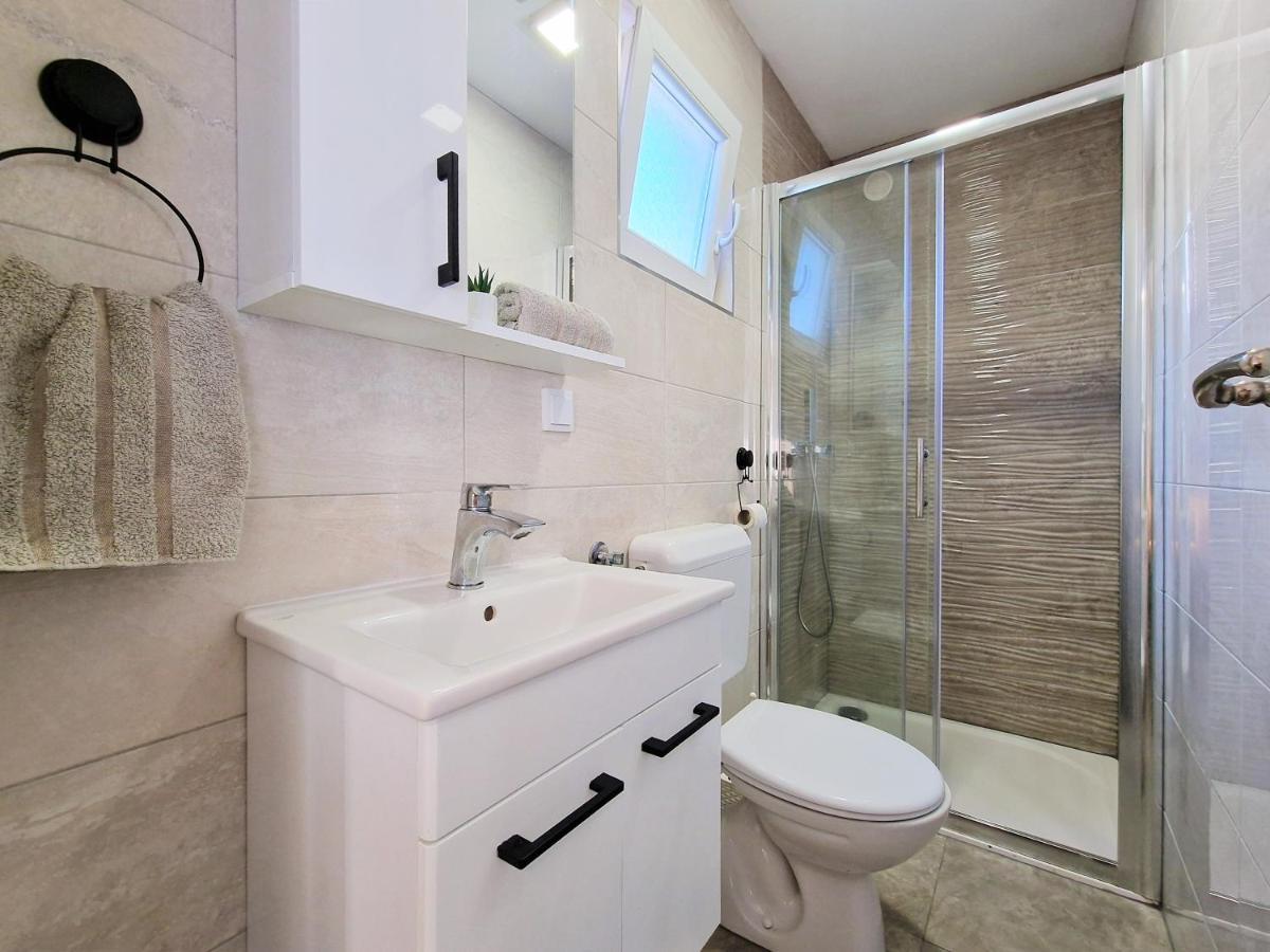 Holiday House Boost With Heated Pool Klis エクステリア 写真