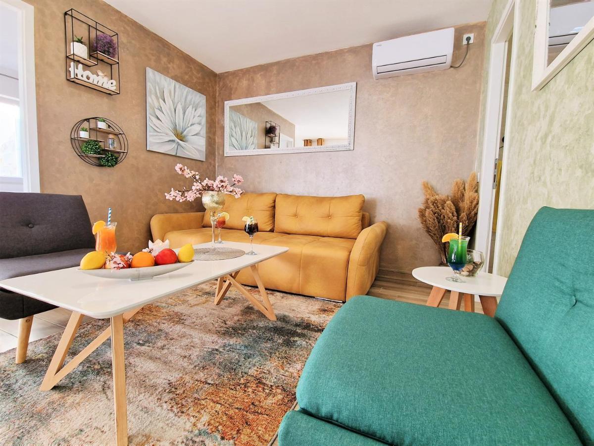 Holiday House Boost With Heated Pool Klis エクステリア 写真