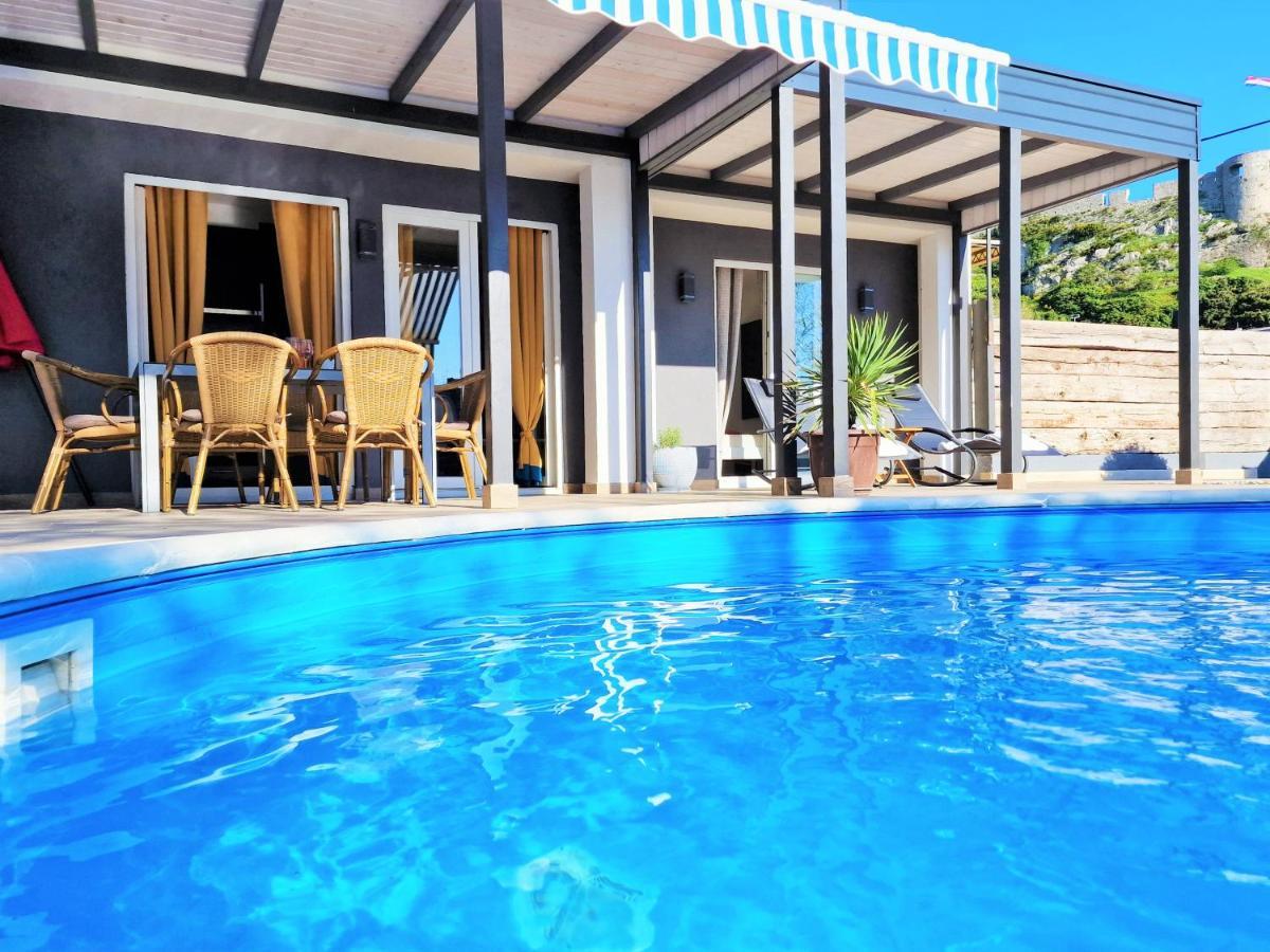 Holiday House Boost With Heated Pool Klis エクステリア 写真